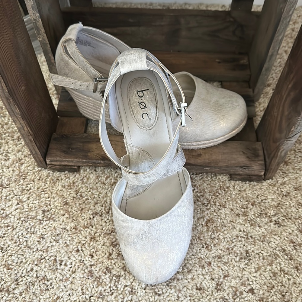 Linen wedges with light gold shimmer